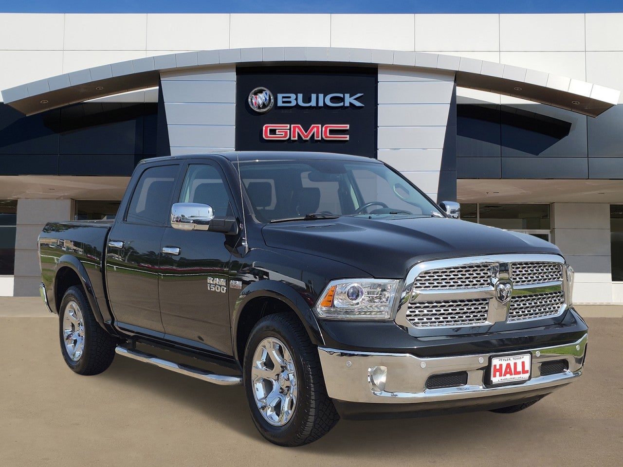 2018 RAM 1500 Laramie Crew Cab 4x4 5'7" Box