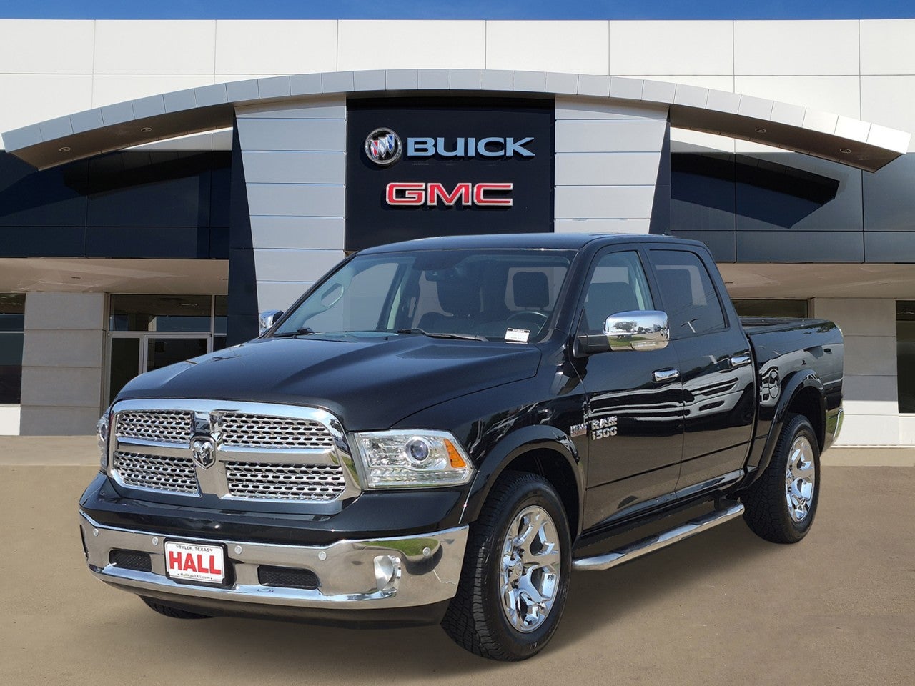 2018 RAM 1500 Laramie Crew Cab 4x4 5'7" Box