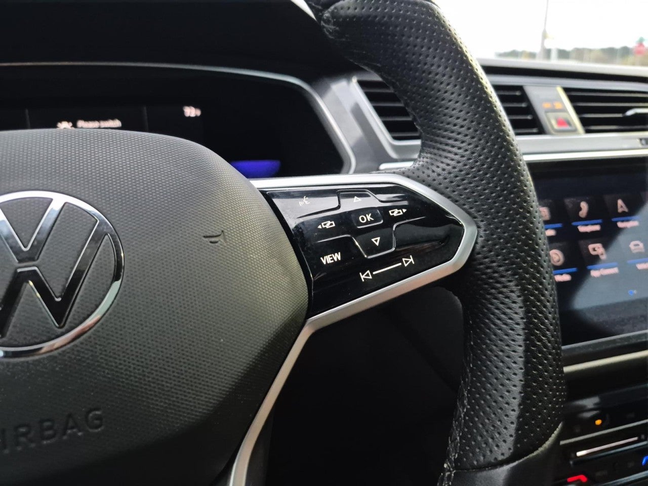 2022 Volkswagen Tiguan 2.0T SE R-Line Black